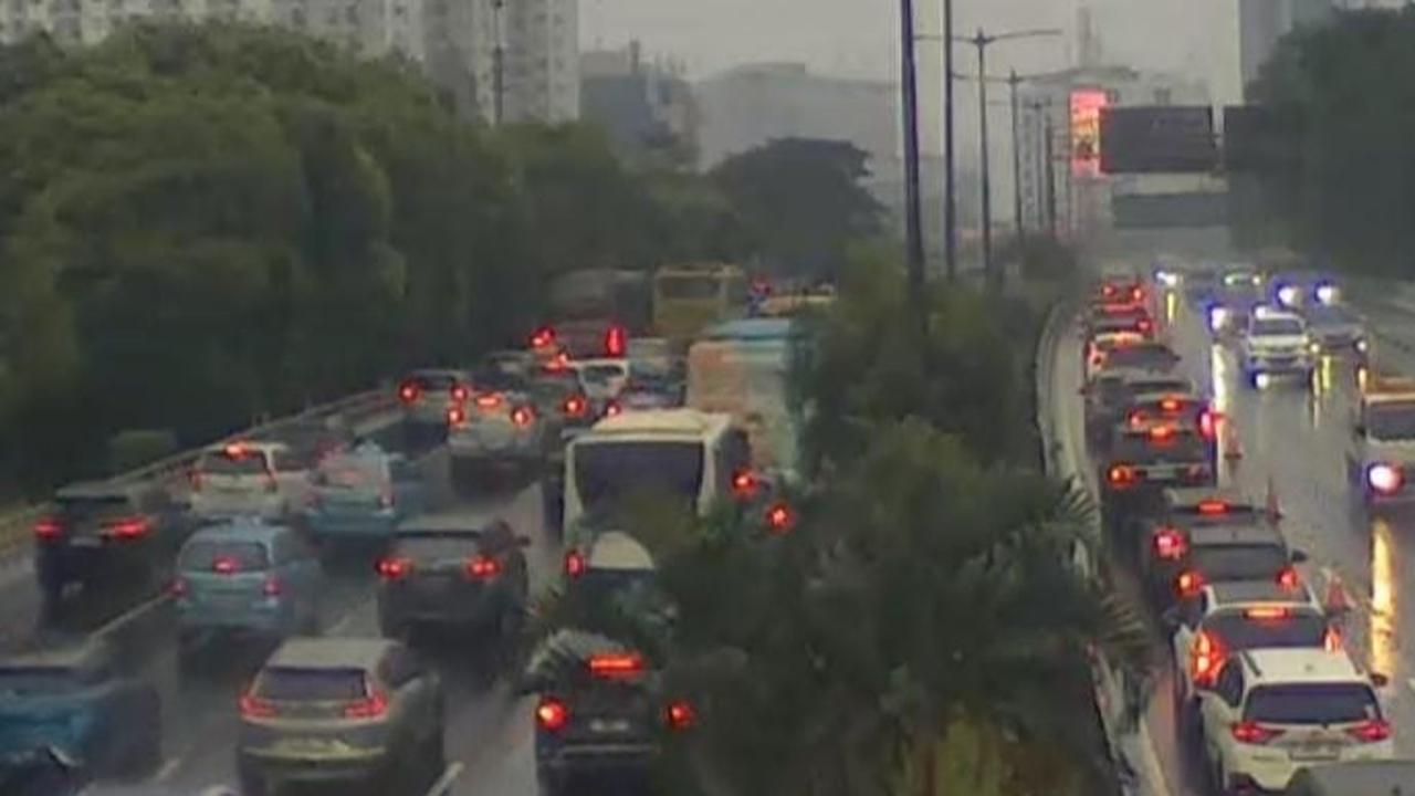 Macet Tol Dalam Kota saat Hujan mengguyur sedari pagi
