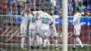 Para pemain Real Madrid, merayakan gol yang dicetak oleh Dani Ceballos ke gawang Deportivo Alaves pada laga La Liga di Stadion Mendizorroza, Sabtu (23/9/2017). Real Madrid menang 2-1 atas  Deportivo Alaves. (AP/Alvaro Barrientos)