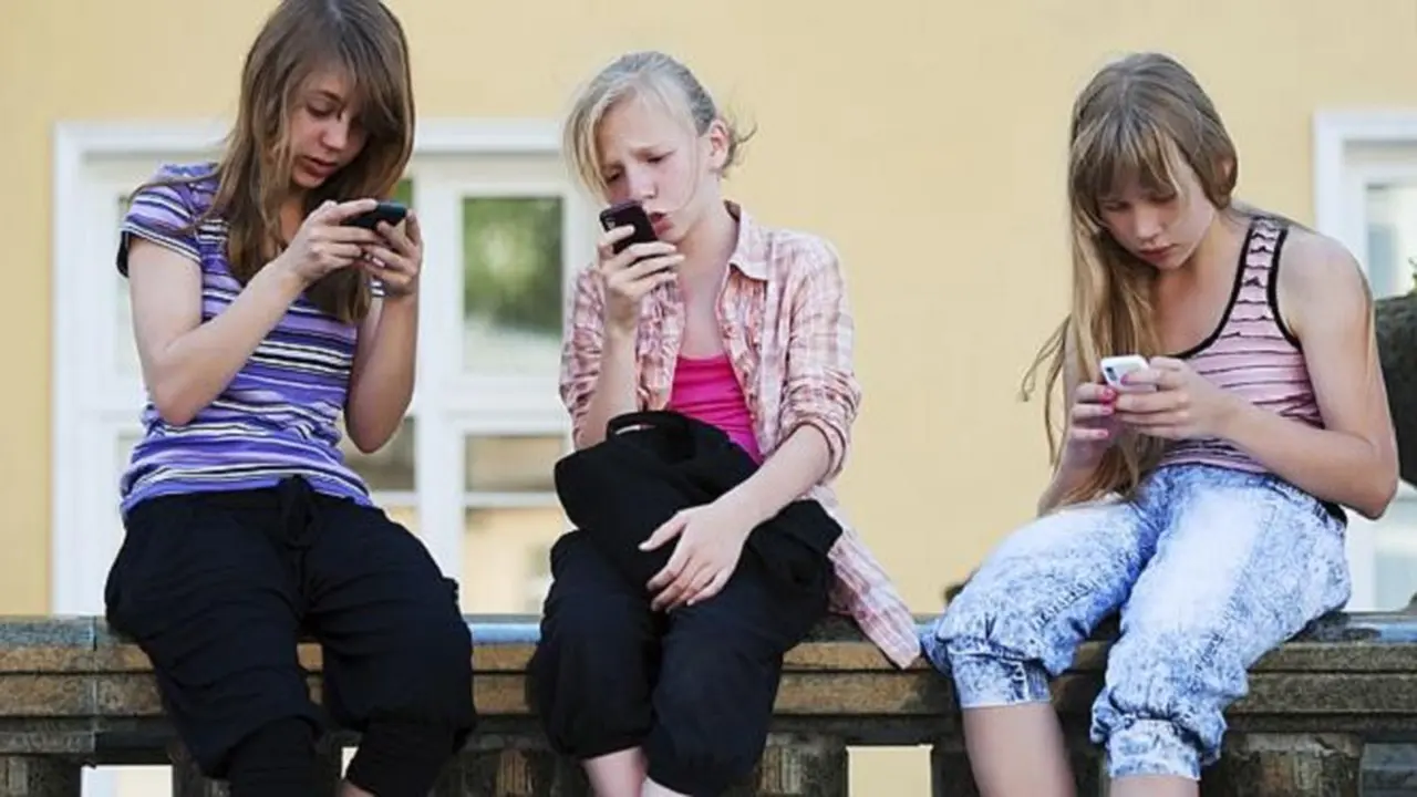 Anak-anak `Diharamkan` Pakai Smartphone di Inggris