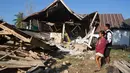 Warga memeriksa rumah-rumah yang rusak akibat gempa di Lamba Leda Utara, Provinsi Nusa Tenggara Timur, Indonesia, Selasa, 18 Agustus 2026. (Foto AP/Firdia Lisnawati)
