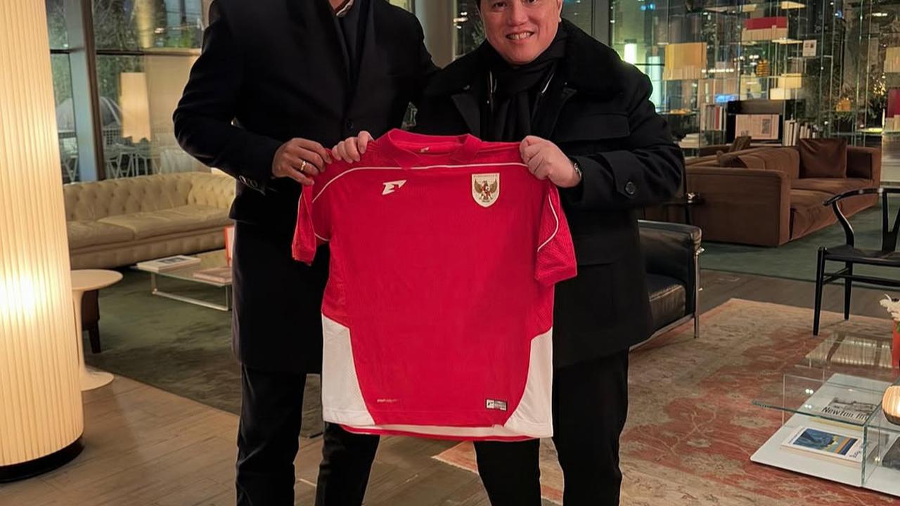 Senyum Semringah Pelatih Kluivert Dibawakan Oleh-oleh Erick Thohir