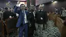 Ketua Umum kelompok relawan Militan Gibran 08 Nusantara, Andi Azwan, yang juga merupakan pengurus organisasi relawan pendukung Jokowi, Jokowi Mania (Joman), mengangkat tangan usai Mahkamah Konstitusi menolak permohonan gugatan terkait syarat pendidikan dan keabsahan ijazah Wakil Presiden Gibran Rakabuming Raka di Gedung MK, Jakarta Pusat, Selasa (6/10/2026). (KLY/Budy Santoso)