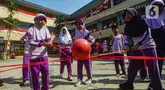 Sejumlah siswa mengikuti lomba membawa bola dengan menggunakan tali saat memeriahkan HUT ke-79 RI di SDI Al Hidayah, Cinere, Depok, Kamis (154/8/2024). (merdeka.com/Arie Basuki)