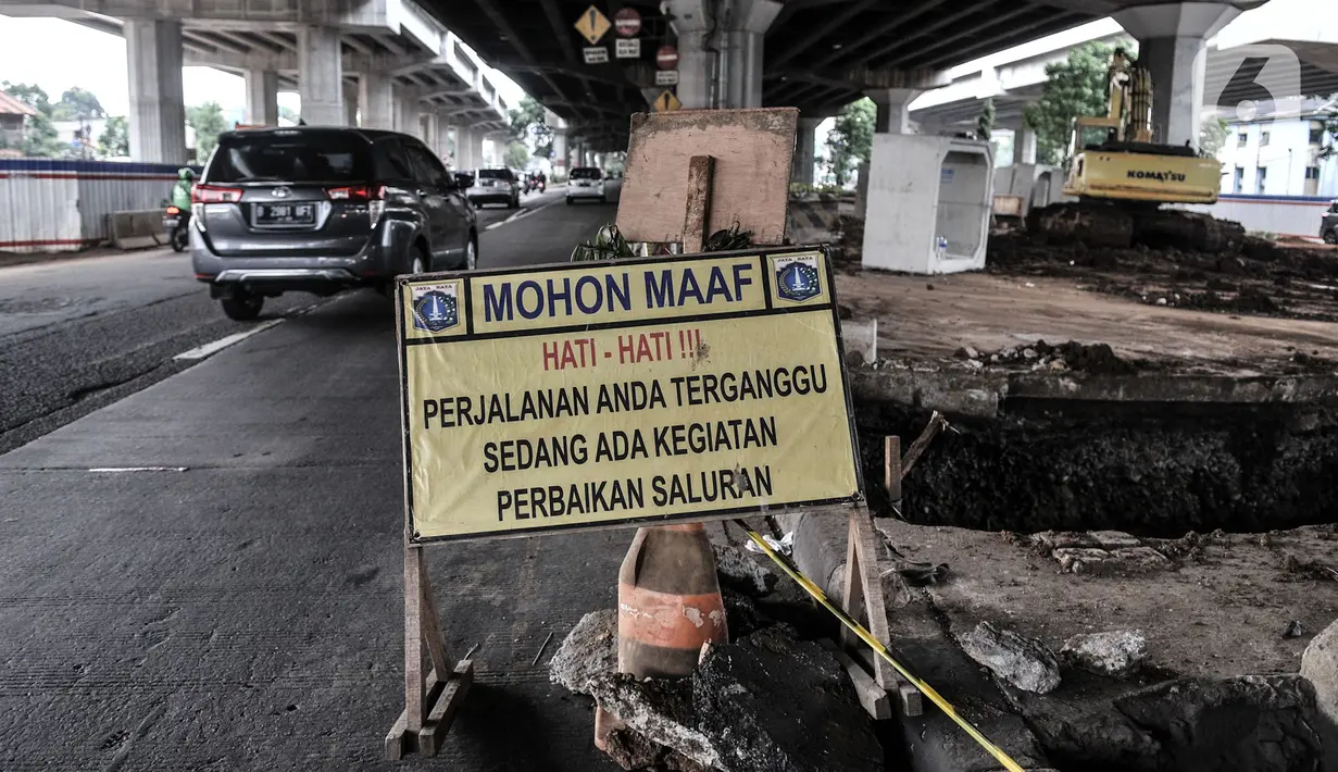 Kendaraan melintas di dekat proyek galian saluran di Jalan DI Panjaitan, Jakarta, Rabu (4/11/2020). Proyek pembuatan saluran sodetan ini ditargetkan rampung dalam 1 bulan dan diharapkan dapat mengatasi banjir yang kerap terjadi di Jalan DI Panjaitan. (merdeka.com/Iqbal Nugroho)