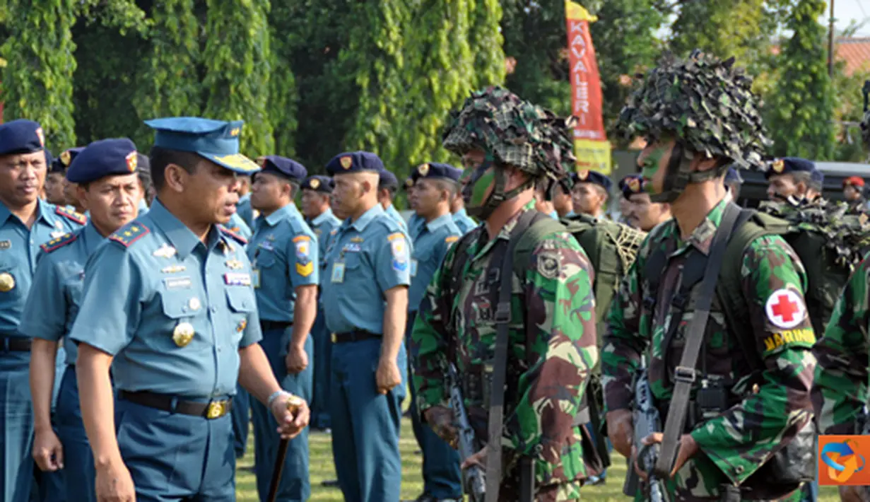 Citizen6, Surabaya: Panglima Komando Armada RI Kawasan Timur (Pangarmatim) Laksamana Muda TNI Agung Pramono memimpin Gelar Pasukan Latihan Bersama (Latma) Carat 2012 pada, Selasa (29/5). (Pengirim: Budi Abdillah)        