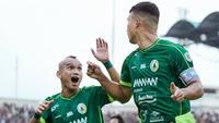 Riko Simanjuntak dan Gustavo Tocantins merayakan gol PSS Sleman ke gawang PSIS Semarang pada duel pekan ke-27 Pegadaian Championship 2025/2026. (Doc PSS)
