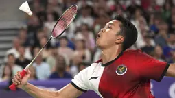 Pemain tunggal putra Indonesia, Anthony Sinisuka Ginting berusaha menempatkan bola di depan net saat menghadapi wakil Amerika Serikat, Howard Shu pada laga Grup H bulu tangkis Olimpiade Paris 2024 di Porte de la Chapelle Arena, Prancis, Minggu (28/7/2024). Anthony Sinisuka Ginting menang straight game 21-14, 21-8. (AP Photo/Dita Alangkara)