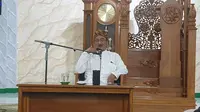KH Tantowi Djauhari, salah satu penceramah 'Subuh Berkah' masjid Agung Garut, tengah memberikan tausiyah kebangsaan kepada jemaah. (Liputan6.com/Jayadi Supriadin)