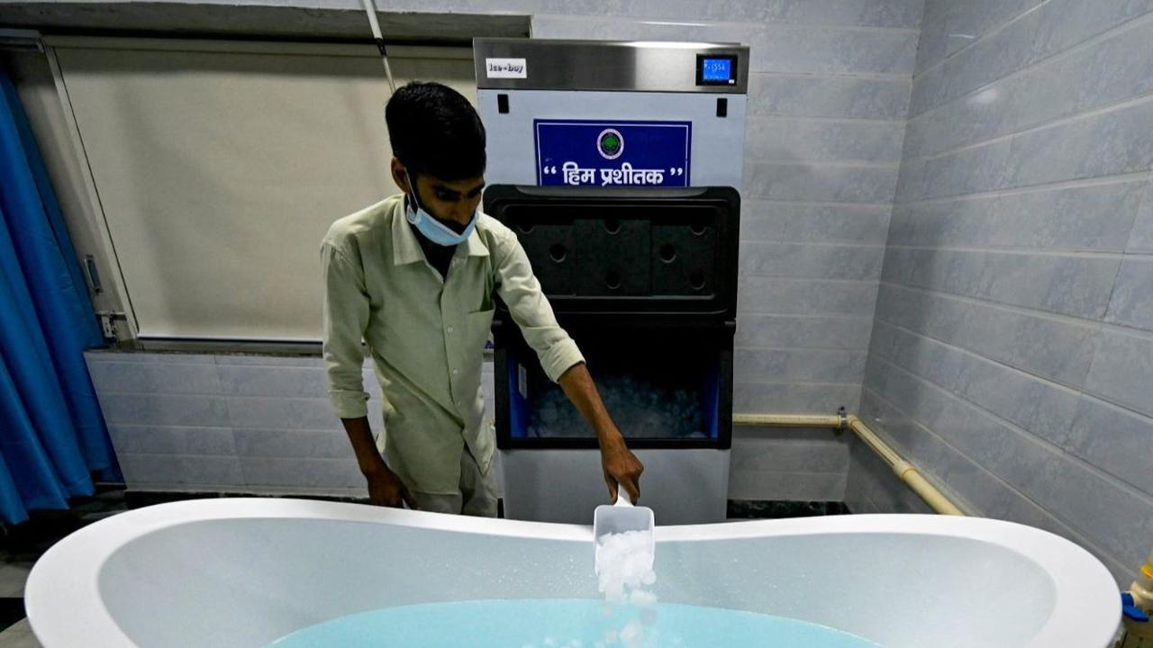 Seorang petugas menyiapkan air es pada bathub khusus di Rumah Sakit (RS)&nbsp;Ram Manohar Lohia, New Delhi, India, pada 30 Mei 2024. RS Ram Manohar Lohia berinovasi dengan menyediakan bathub khusus untuk merawat pasien yang menderita heat stroke di tengah