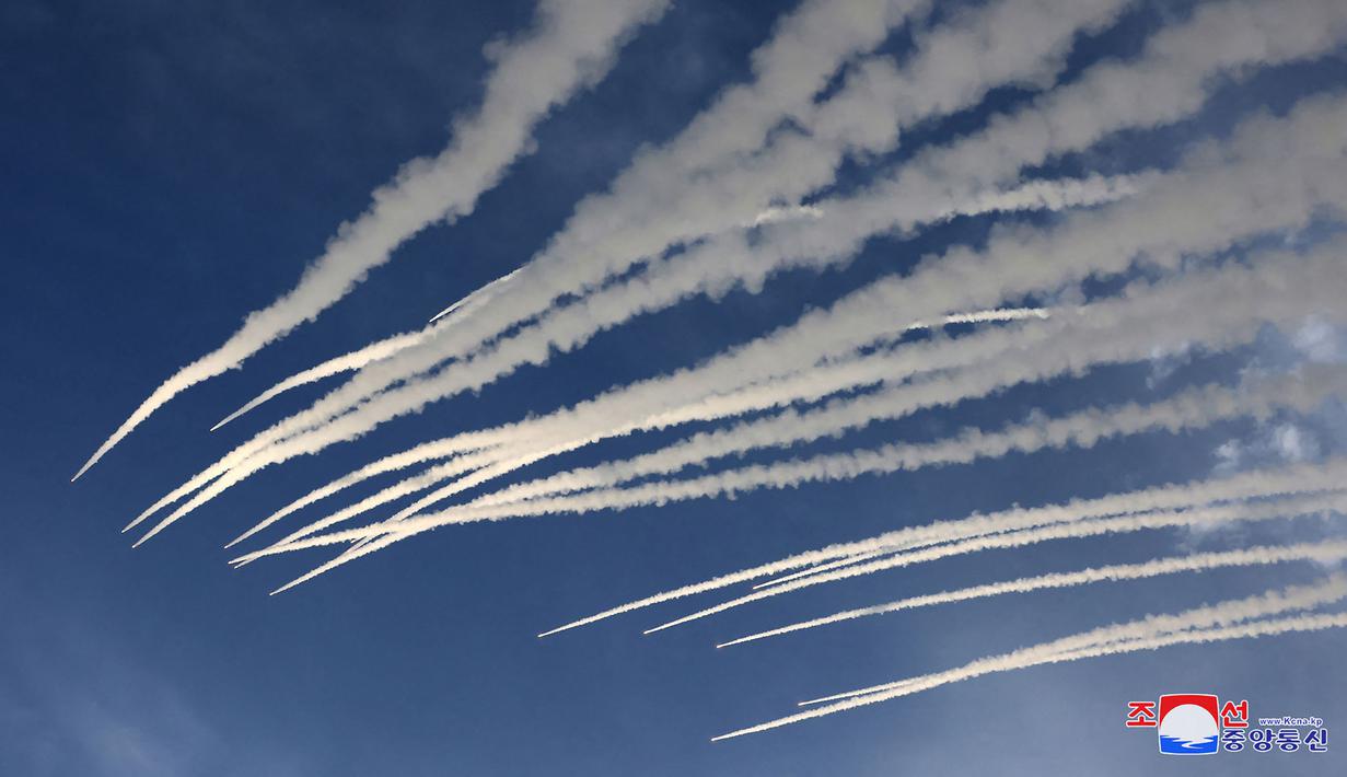 Menurut KCNA, artileri yang ditembakkan berhasil mencapai sasaran di sebuah pulau yang terletak sekitar 365 km (227 mil) jauhnya ketika pemimpin Kim mengawasi demonstrasi di lokasi peluncuran.  (STR / KCNA VIA KNS / AFP)