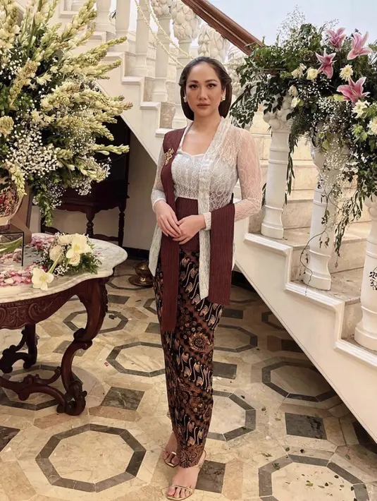 Dalam desain sederhana, kebaya kutubaru bernuansa putih dan maroon hadirkan kesederhanaan yang indah. [Foto: Instagram/ Bclsinclair]