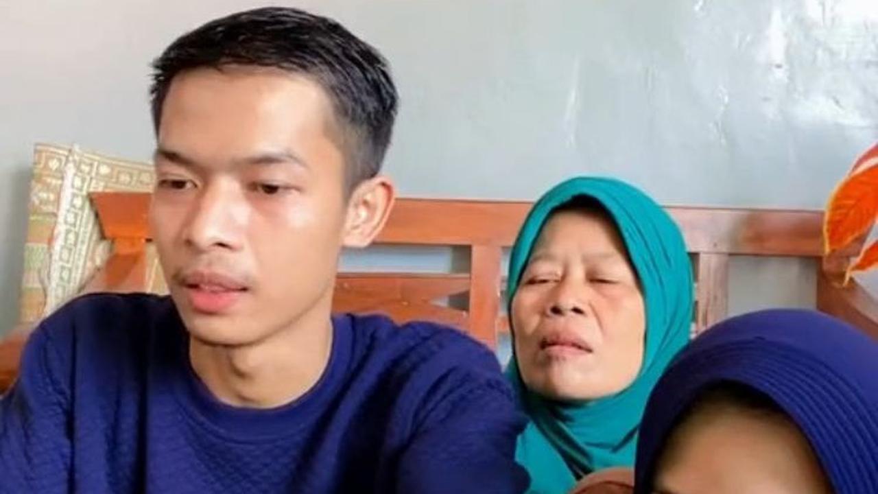 Kini, bertepatan dengan ulang tahun ibunya pada 6 Juni 2024. Pria ini mengajak ibu dan adiknya untuk melihat pengumuman tes masuk S2 Hukum UGM.