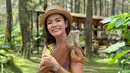 Menilik dari bio Instagramnya, artis kelahiran 1980 ini tinggal di Port Moresby dan Jakarta. Port Moresby merupakan ibukota Papua Nugini. Menepi dari industri hiburan yang sudah membesarkan namanya, Aline Adita kini fokus untuk menjalani bisnisnya. Diketahui Aline Adita punya vila dengan nama Madita Vila di Lombok tepatnya di daerah Kuta dan restoran Tokyo Skipjack di Bali. (Liputan6.com/IG/@aline_adita)