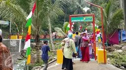 Warga mendatangi Jembatan Asa SCTV ke-9 di Desa Gunung Luhur Kecamatan, Cilongok, Kabupaten Banyumas, Jawa Tengah, Minggu (3/4/2016). Warga menyambut antusias keberadaan jembatan tersebut. (Liputan6.com)