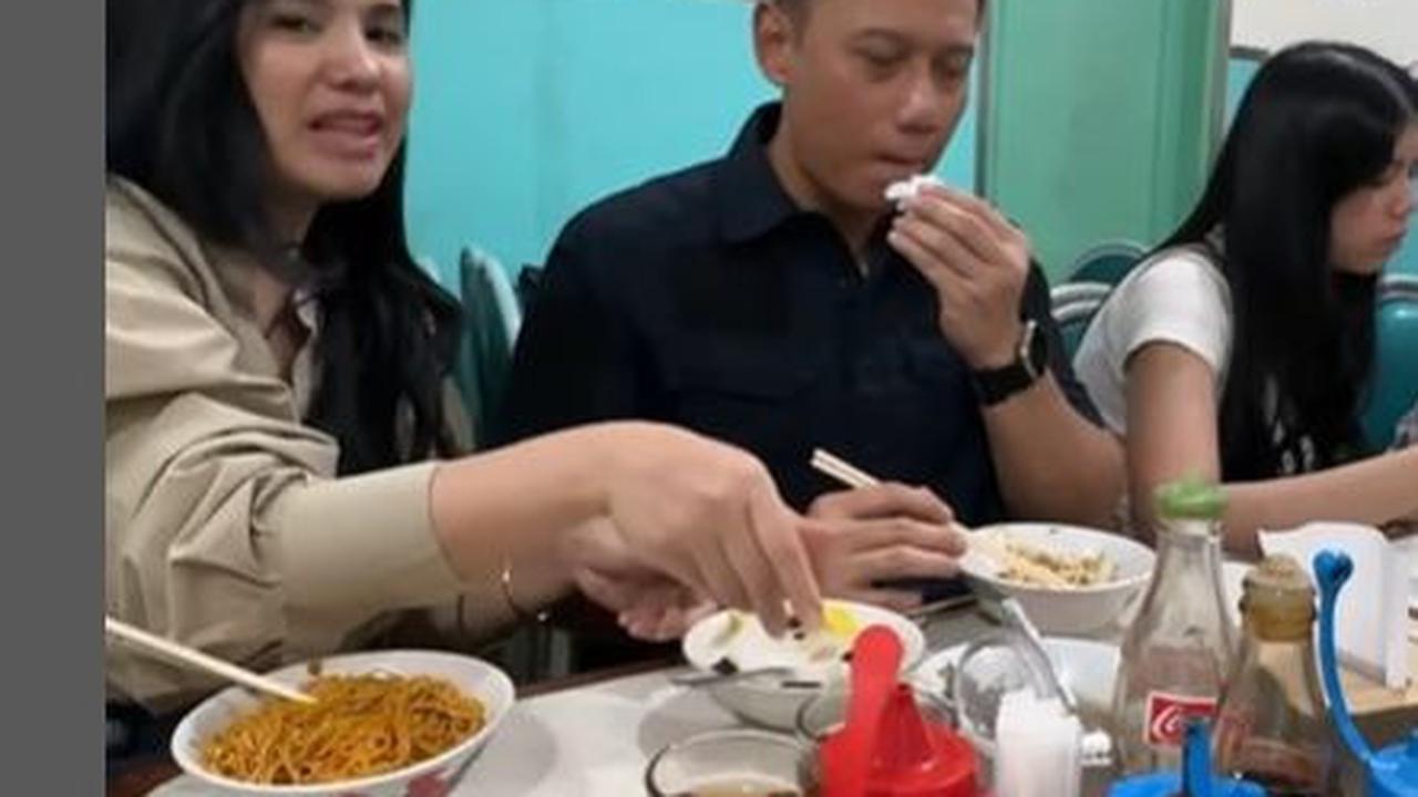 AHY mengakui mi ayam yang berdiri sejak 1950 ini enak sehingga saat itu makanannya sudah tersisa sedikit.&nbsp;