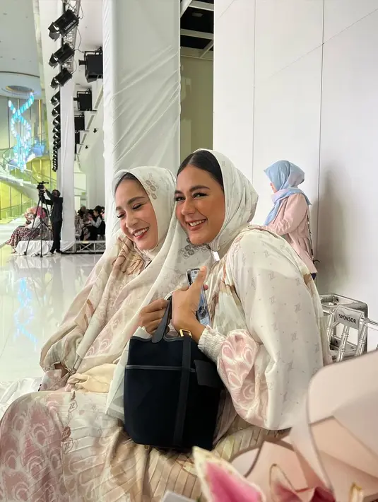 Senada dengan Nagita, Paula Verhoeven kenakan pleated dress dan kerudung [instagram/zaskiasungkar15]