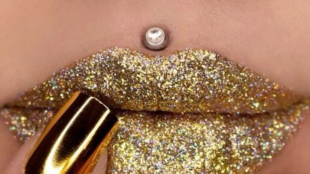 Berani Pakai Lipstik Penuh Glitter? Seperti Ini Nih