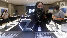 Model mencoba perangkat telpon Samsung di sela-sela peresmian Samsung Experince Store di Cilandak Town Square, Jakarta (3/11/2021). Samsung Exclusive Brand Shop terbaru secara serempak hadir di 30 titik terdiri dari 12 Samsung Experience Store dan 18 Samsung Excellent Partner.(Liputan6.com/HO/Ading)