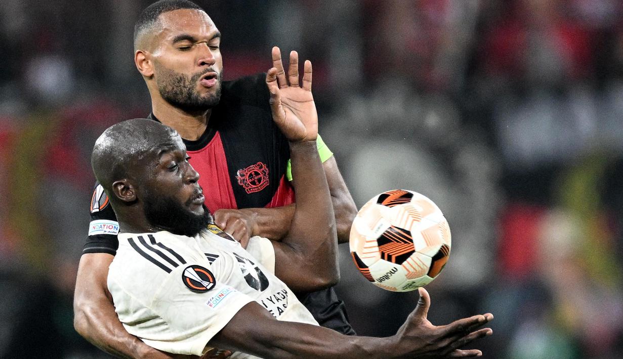 Menjamu AS Roma di leg kedua semifinal Liga Europa, Bayer Leverkusen berhasil menahan imbang 2-2 I Lupi lewat pertarungan sengit. (Kirill KUDRYAVTSEV/AFP)