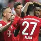 Para pemain Bayern Munchen merayakan gol ke gawang Eintracht Frankfurt pada laga Piala Super Jerman, di Commerzbank Arena, Frankfurt, Minggu (12/8/2018). (AFP/Daniel Roland)