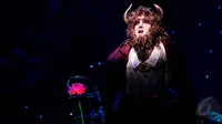 Seorang pangeran sedang meratapi nasibnya yang dikutuk menjadi buruk rupa dalam ‘Beauty and The Beast The Original Broadway Musical Spectaculer’, Ciputra Artpreneur, Jakarta (26/5/2015). (Liputan6.com/Faisal R Syam)