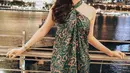Gaya Felicia dalam balutan haltertneck batik yang satu ini membuatnya terlihat semakin elegan. (Instagram/feliciatissue).