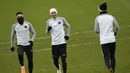 Pemain PSG Angel Di Maria (tengah) melakukan pemanasan saat sesi latihan di Saint-Germain-en-Laye, Prancis (13/2). PSG akan bertanding melawan Real Madrid di babak 16 besar Liga Champions. (AFP Photo/Lionel Bonaventure)