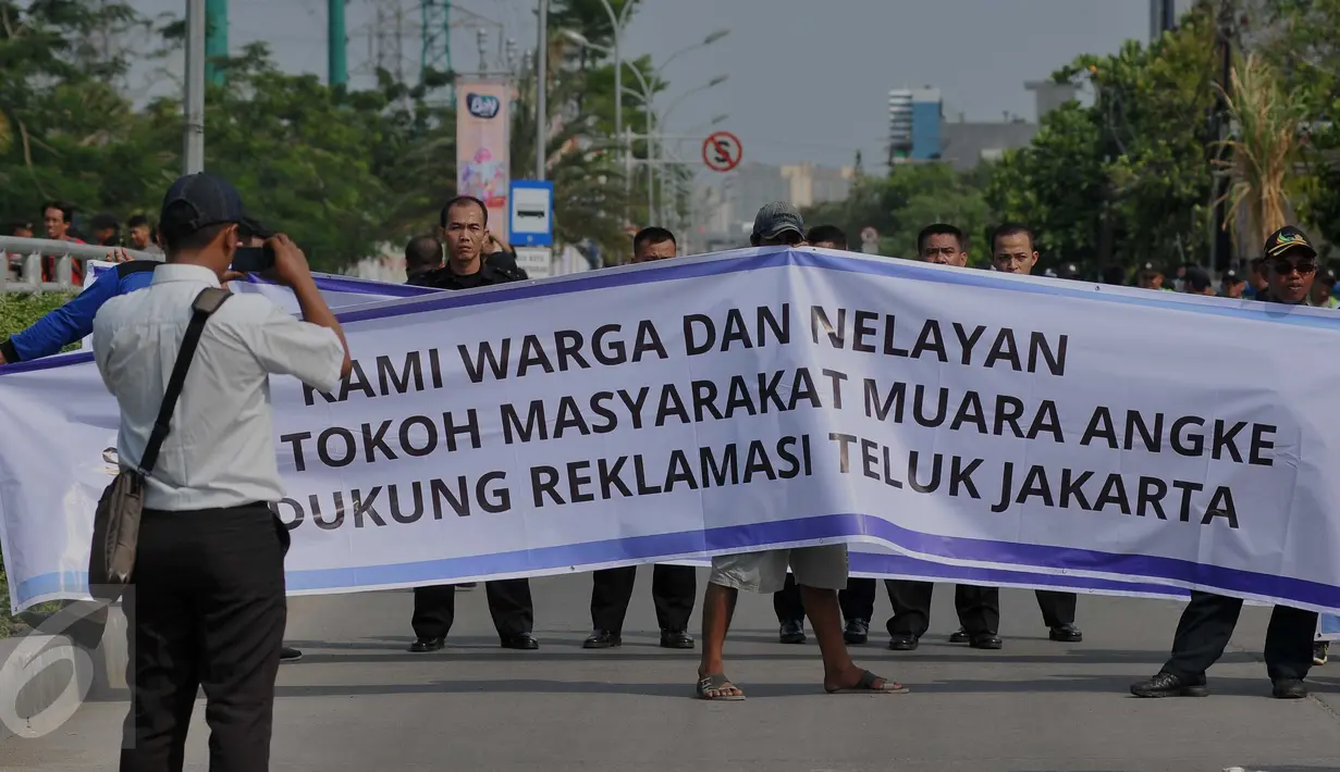 Nelayan membentangkan spanduk berisi penolakan reklamasi Teluk Jakarta di kawasan Muara Angke, Jakarta, Rabu (2/12). Mereka menolak keras proyek reklamasi pulau G karena dapat menghilangkan sumber kehidupan para nelayan. (Liputan6.com/Gempur M Surya)