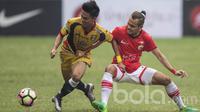 Geladang Mitra Kukar, Yogi Rahadian, berebut bola dengan bek Persija, Rezaldi Hehanusa, pada laga Liga 1 2017 di Stadion Patriot, Bekasi, Minggu (15/5/2017). Kedua tim bermain imbang 1-1. (Bola.com/Vitalis Yogi Trisna)