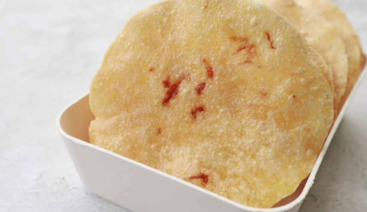 Samiler atau biasa disebut dengan kerupuk singkong biasanya disajikan dengan sate padang. Dimakan langsung pun enggak kalah enaknya. (shutterstock/Gina Pamungkas)