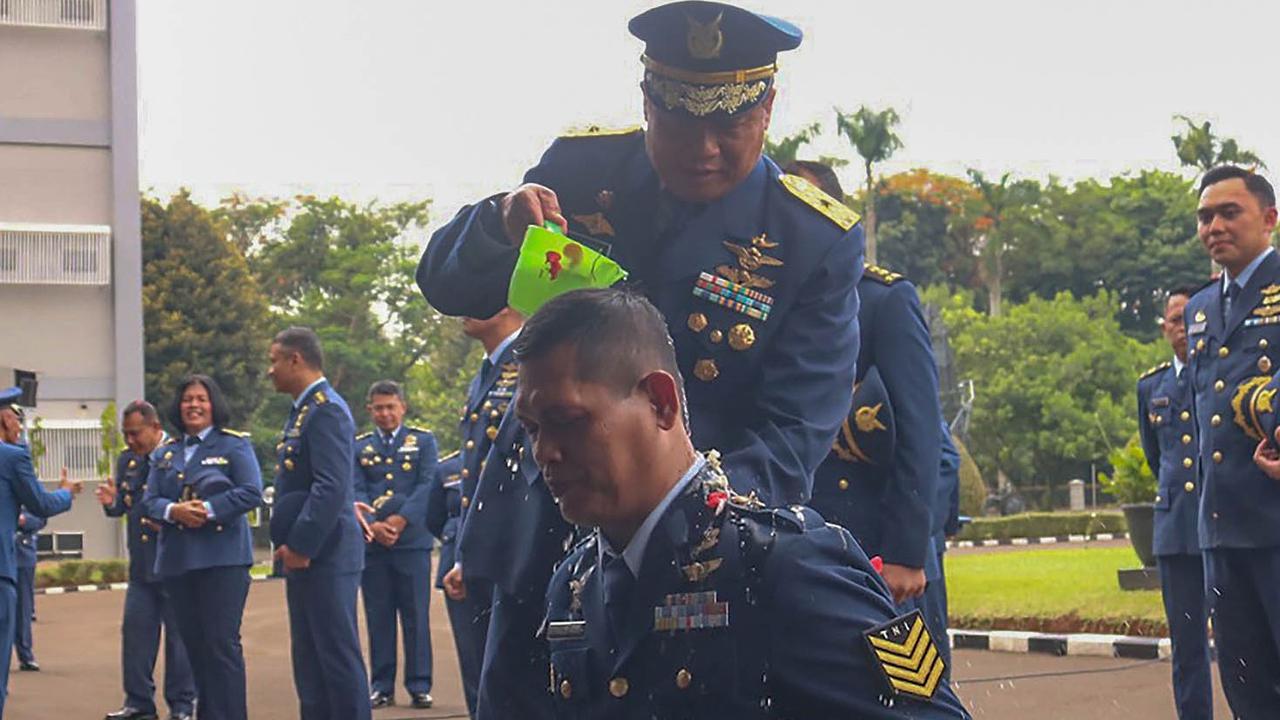 FOTO: Basah Kuyup, Prajurit Koopsudnas Jalani Tradisi Mandi  Usai Naik Pangkat