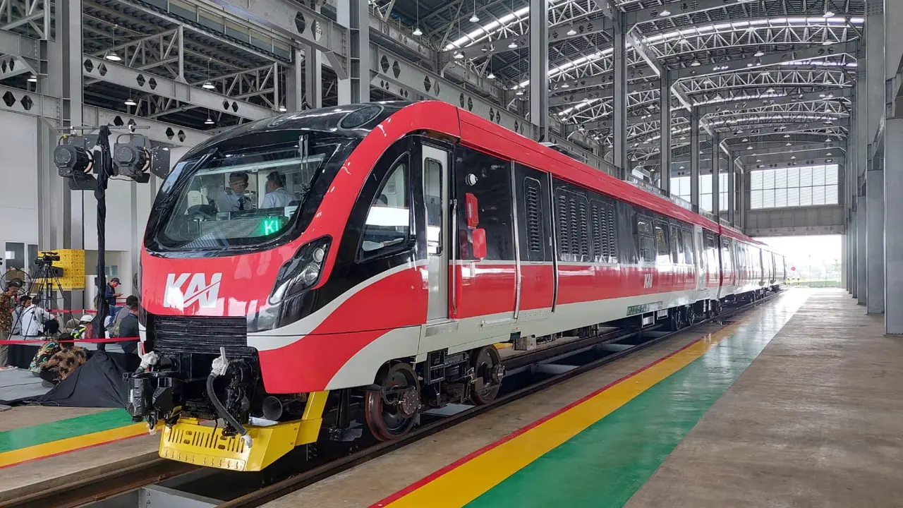 Kereta api atau KA Makassar-Parepare lintas Maros-Garongkong.