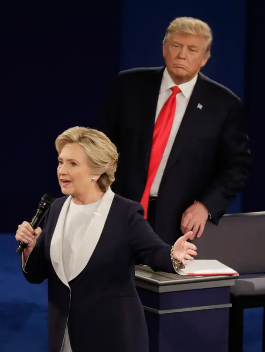 Ekspresi Donald Trump di belakang Hillary Clinton selama debat Capres AS putaran kedua yang diadakan di Washington University, St Louis, AS, Minggu (9/10). Bahasa tubuh trump ini memicu keheranan dan ejekan di media sosial. (AP Photo/Jeff Roberson)