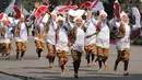 Acara dimeriahkan Paduan Suara dan Orkestra Gita Bahana Nusantara, berlanjut demo udara dan aksi teaktrikal dari Garuda Flight dan Nusantara Flight di sisipkan pemutaran lagu Maumere yang diikuti joget bersama atau flashmob dari peserta upacara. (AP Photo/Achmad Ibrahim)