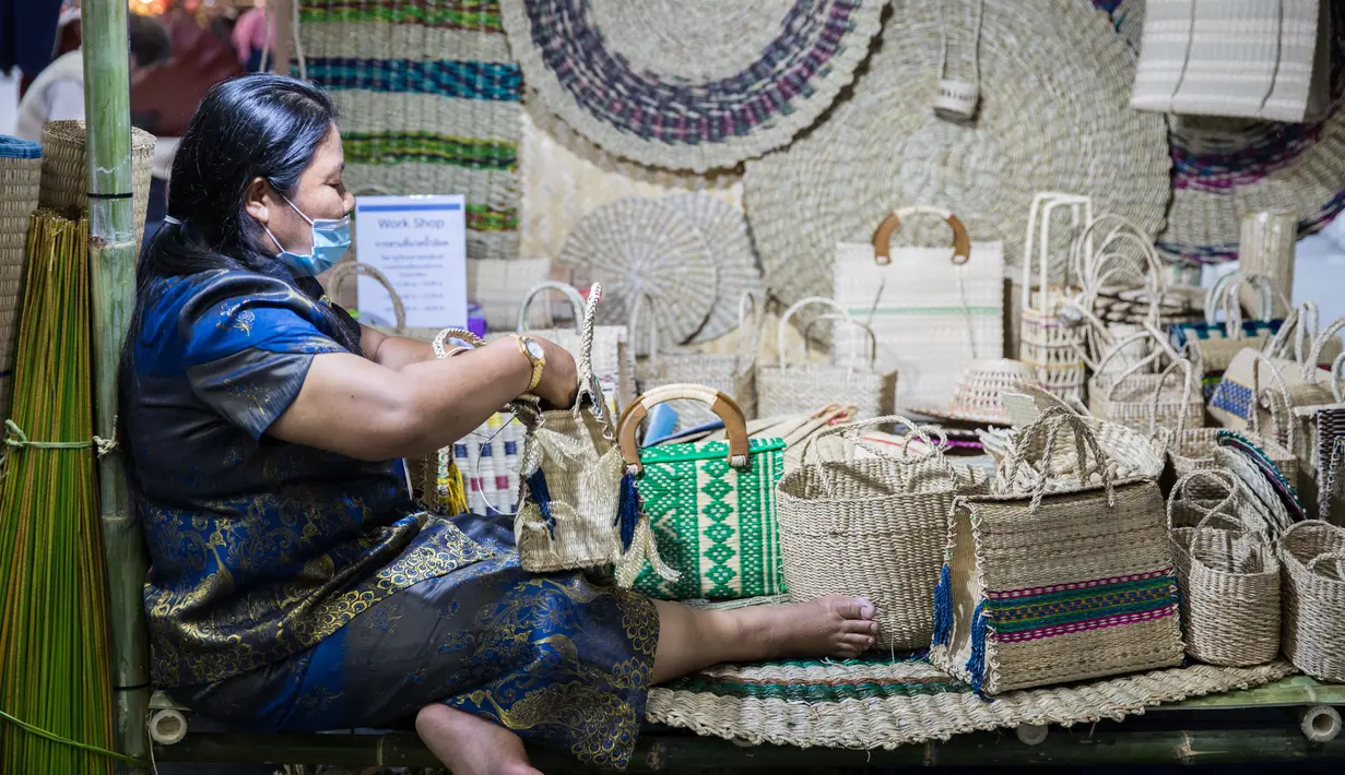 Peserta pameran membuat tas anyaman dalam acara bertajuk "Hati Terikat Seni dan Kerajinan, Cara Baru Seni Kerajinan Tangan di bawah Perlindungan Kerajaan" di Bangkok, Thailand, Selasa (4/8/2020). Acara ini diadakan di Bangkok dari 1 hingga 5 Agustus. (Xinhua/Zhang Keren)