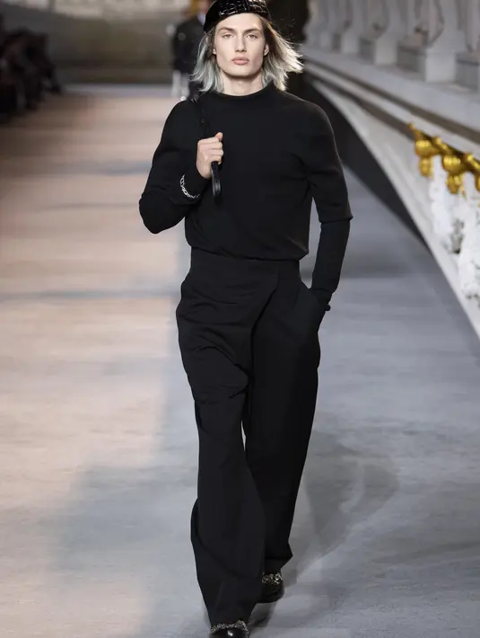 Kim Jones menghadirkan koleksi yang terinspirasi dari sosok Christian Dior sendiri. Pribadi Christian Dior yang dinilai intim dan hangat dari setiap percakapan dan hubungan yang dimilikinya dengan semua orang. Foto: Document/Dior.