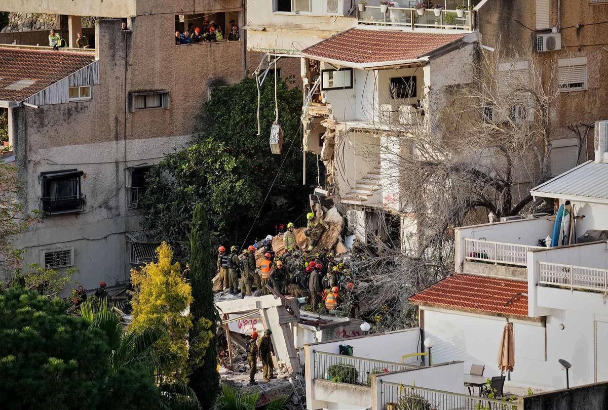 FOTO: Rudal Iran Hantam Permukiman di Haifa Israel