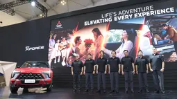 Guntur Harling Sub Division Head of Sales & Marketing Division PT MMKSI, Kazuto Azuma Director of Product Service & Branding Strategy Division PT MMKSI, Masaaki Fujiwara Executive Vice President of PT MMKSI, Atsushi Kurita President Director of PT MMKSI, Irwan Kuncoro Director of Sales & Marketing Division PT MMKSI, Yoshio Igarashi Director of Sales & Marketing Division PT MMKSI, Rifat Sungkar Brand Ambassador of Mitsubishi Motors Indonesia berfoto bersama dipeluncuran resmi Mitshubishi New Xforce HEV dalam ajang GAIKINDO Indonesia International Auto Show (GIIAS) 2026 yang berlangsung di ICE BSD City. (KLY/ Budy Santoso)