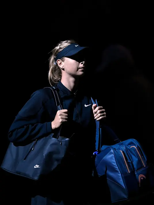 Petenis Rusia, Maria Sharapova memasuki lapangan sebelum bertanding melawan Patty Schnyder dari Swiss pada pertandingan tunggal pertama putri AS Terbuka 2018 di New York, (28/8). (AFP Photo/Sarah Stier)