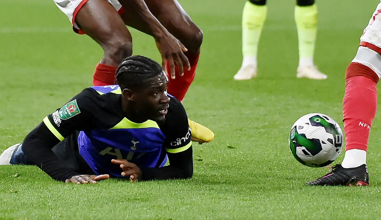 Pemain Tottenham Hotspur Yves Bissouma (bawah) terjatuh saat melawan Nottingham Forest pada pertandingan sepak bola putaran ketiga Piala Liga Inggris atau Carabao Cup di Stadion City Ground, Nottingham, Inggris, 9 November 2022. Tottenham Hotspur harus tersingkir dari Carabao Cup setelah kalah 0-2 dari Nottingham Forest. (AP Photo/Rui Vieira)