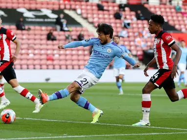 Gelandang Manchester City, David Silva melakukan tembakan ke arah gawang Southampton dalam lanjutan Liga Inggris di St. Mary Stadium, Senin (6/7/2020) dini hari.  Manchester City gagal memetik poin penuh setelah kalah tipis 0-1 saat bertandang ke markas Southamtpon. (AP Photo/Catherine Ivill,Pool)