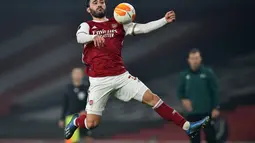 Bek Arsenal, Sead Kolasinac melompat untuk mengontrol bola saat bertanding melawan Molde pada pertandingan grup B Liga Europa di Emirates Stadium di London (5/11/2020). Arsenal menang telak atas Molde 4-1. (AFP/Glyn Kirk)