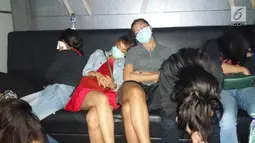 Sejumlah wanita terjaring operasi saat penggrebekan yang dilakukan oleh Petugas BNN di Diskotik MG, Pesing, Jakarta Barat, Minggu (17/12). Penggerebekan dilakukan sedari subuh 04.00 WIB. (Liputan6.com/Pool/BNN)
