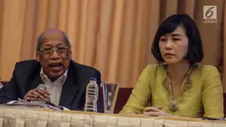 Veronica Tan dan tim pengacara Basuki Tjahaja Purnama (Ahok), menggelar konferensi pers di Jakarta, Selasa (23/5). Jumpa pers itu untuk menjelaskan alasan Ahok mencabut permohonan  banding atas vonis dua tahun penjara. (Liputan6.com/Faizal Fanani)