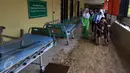 Pasien melintas di koridor RSUD dr Slamet setelah terjangan banjir bandang dari aliran sungai Cimanuk di Kabupaten Garut, Kamis (22/9). Usai diterjang banjir bandang pada Rabu (21/9), RSUD dr Slamet Garut masih belum beroperasi. (Liputan6.com/Johan Tallo)
