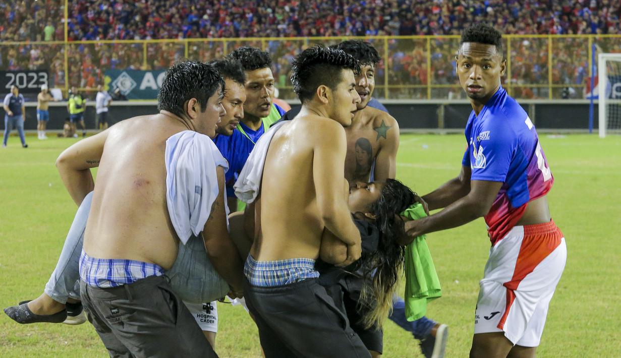 Seorang korban tampak dievakuasi saat terjadi kerusuhan suporter akibat saling berebut masuk ke dalam Stadion Monumental, Cuscatlan, San Salvador, El Salvador, Sabtu (21/5/2023) waktu setempat untuk menyaksikan laga perempatfinal Divisi Utama El Salvador antara Alianza FC menghadapi Deportivo FAS. (AP Photo/Milton Flores)