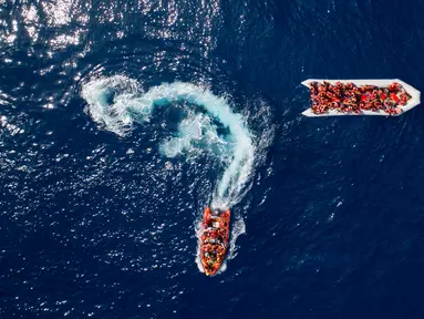 Pemandangan saat LSM Proactiva Open Arms Spanyol menyelamatkan pengungsi dan imigran di utara pantai Libya, Minggu (6/5). Sebanyak 105 pengungsi dan imigran berhasil diselamatkan. (AP Photo/Felipe Dana)