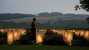 Mayor Jenderal Peter Kelly, Kepala tentara Selandia Baru, berjalan di antara kuburan jelang peringatan Thiepval 100 tahun Pertempuran Somme di Thiepval, Prancis, (30/6). (REUTERS/Phil Noble)