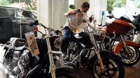 Penggemar motor besar menjajal motor Harley Davidson di showroom PT Mabua Motor Indonesia, Jakarta, Kamis (11/2/2016). Pelemahan nilai tukar rupiah menjadi salah satu alasan penghentian kontrak keagenan motor Harley Davidson. (Liputan6.com/Helmi Fithrians