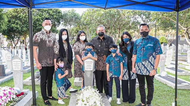 7 Momen SBY dan Keluarga Ziarah ke Makam Ani Yudhoyono di Hari Ultah ke-72